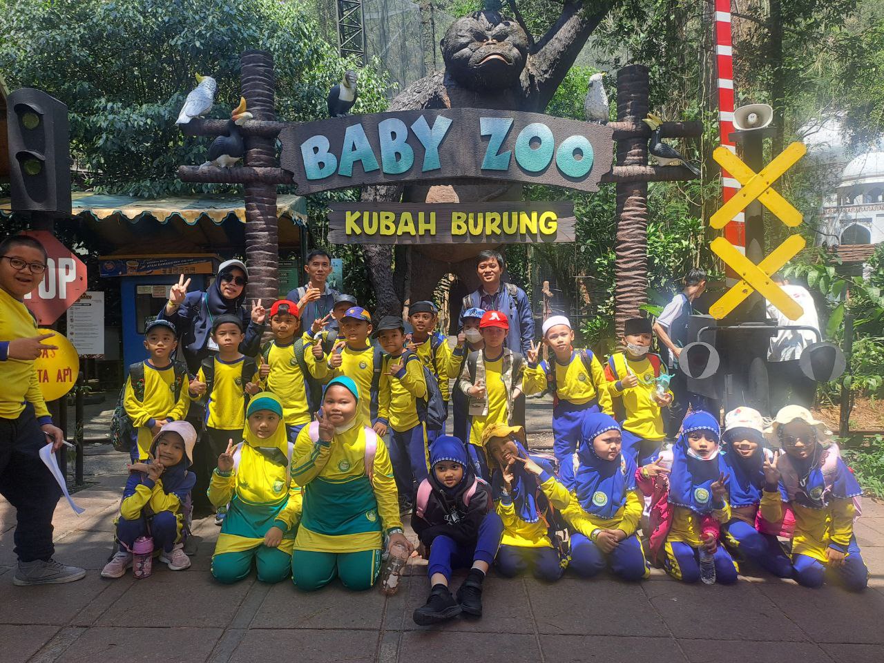 Kelas 2 di depan Baby Zoo saat study tour