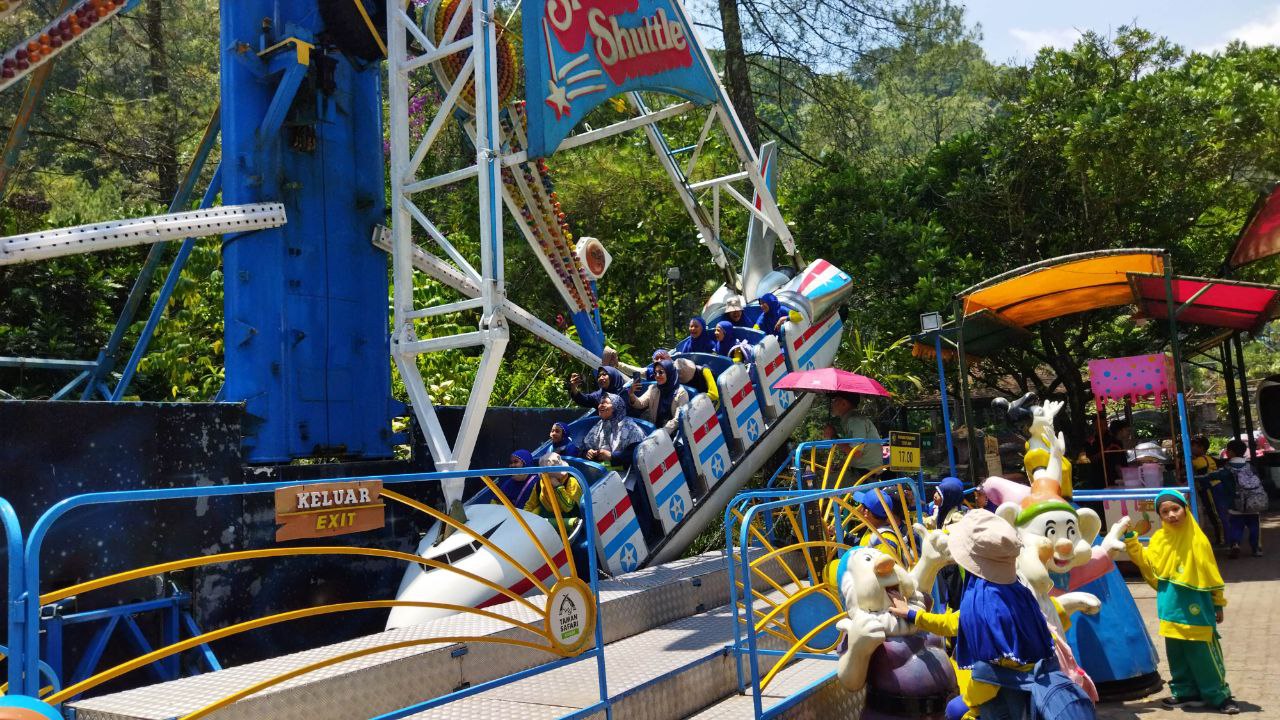 Kelas 6 bersama dengan Bu Sinta dan Bu Tika space shuttle saat study tour