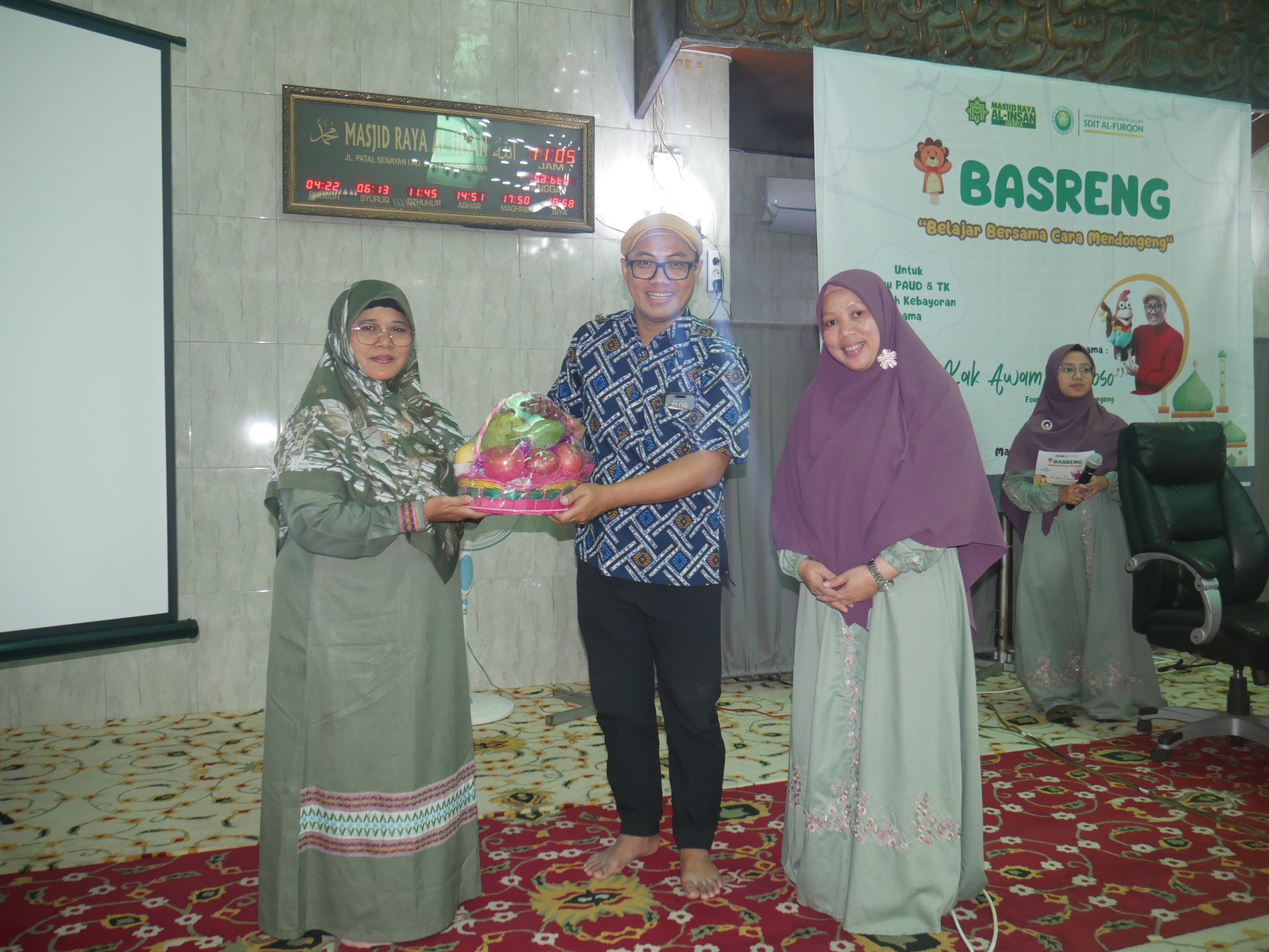 Penyerahan bingkisan kepada Kak Awam Prakoso