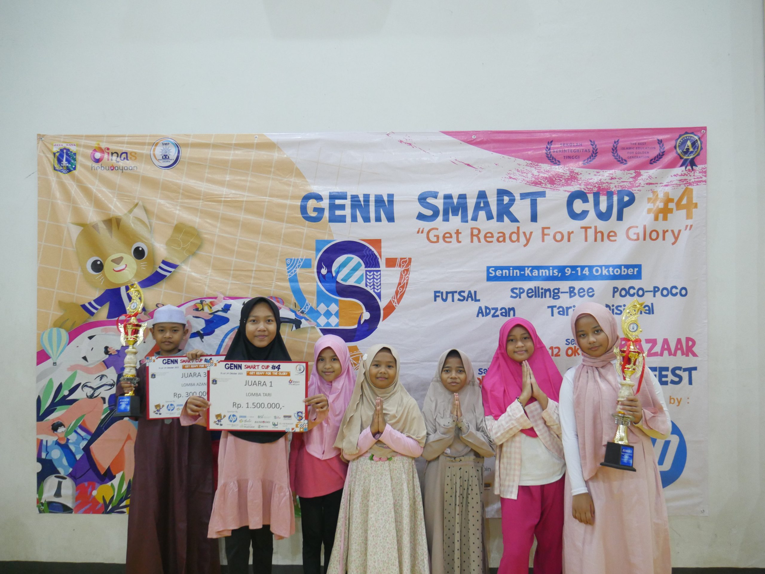 Peserta didik SDIT Al-Furqon dengan Piala pada Genn Smart Cup
