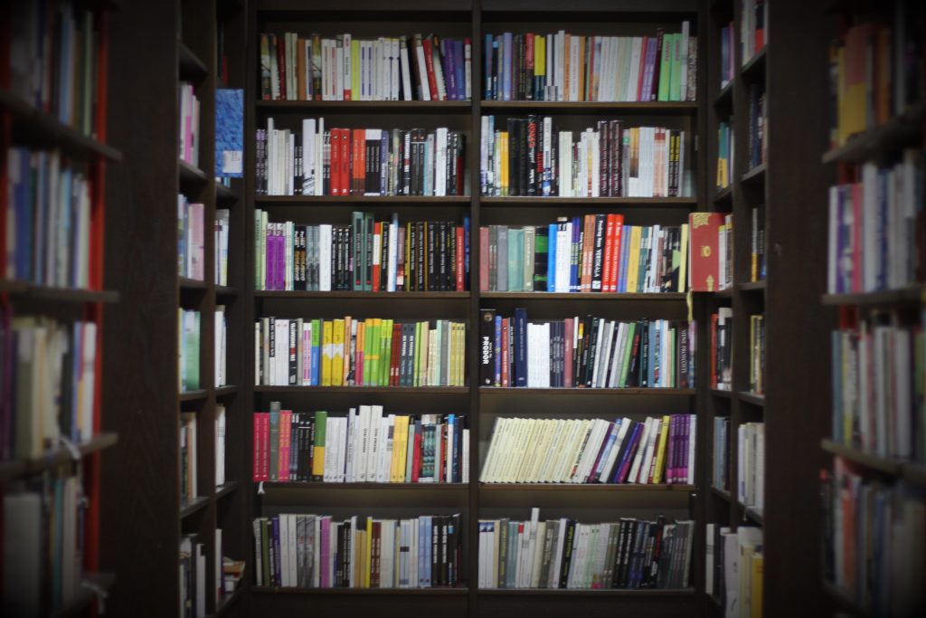 library-with-books Mendorong minat baca