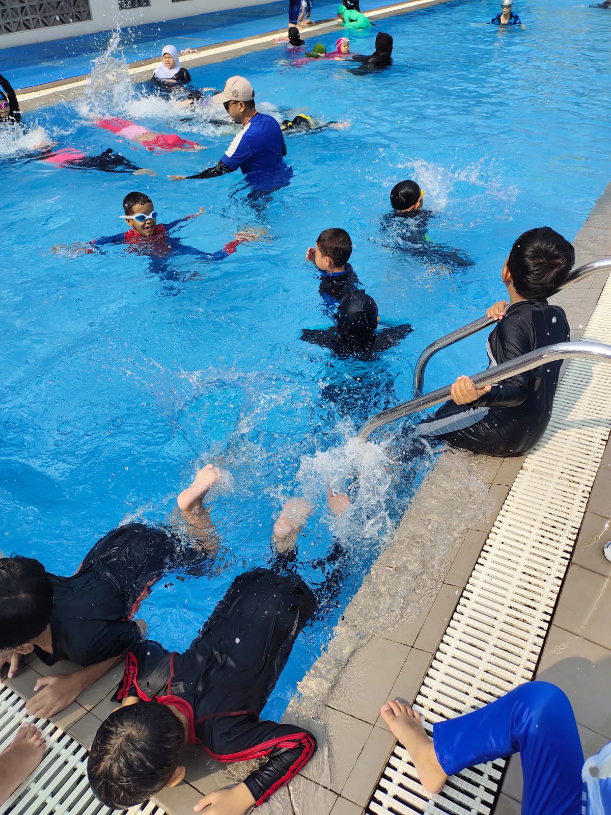 Kegiatan renang kelas I dan II Mujahid