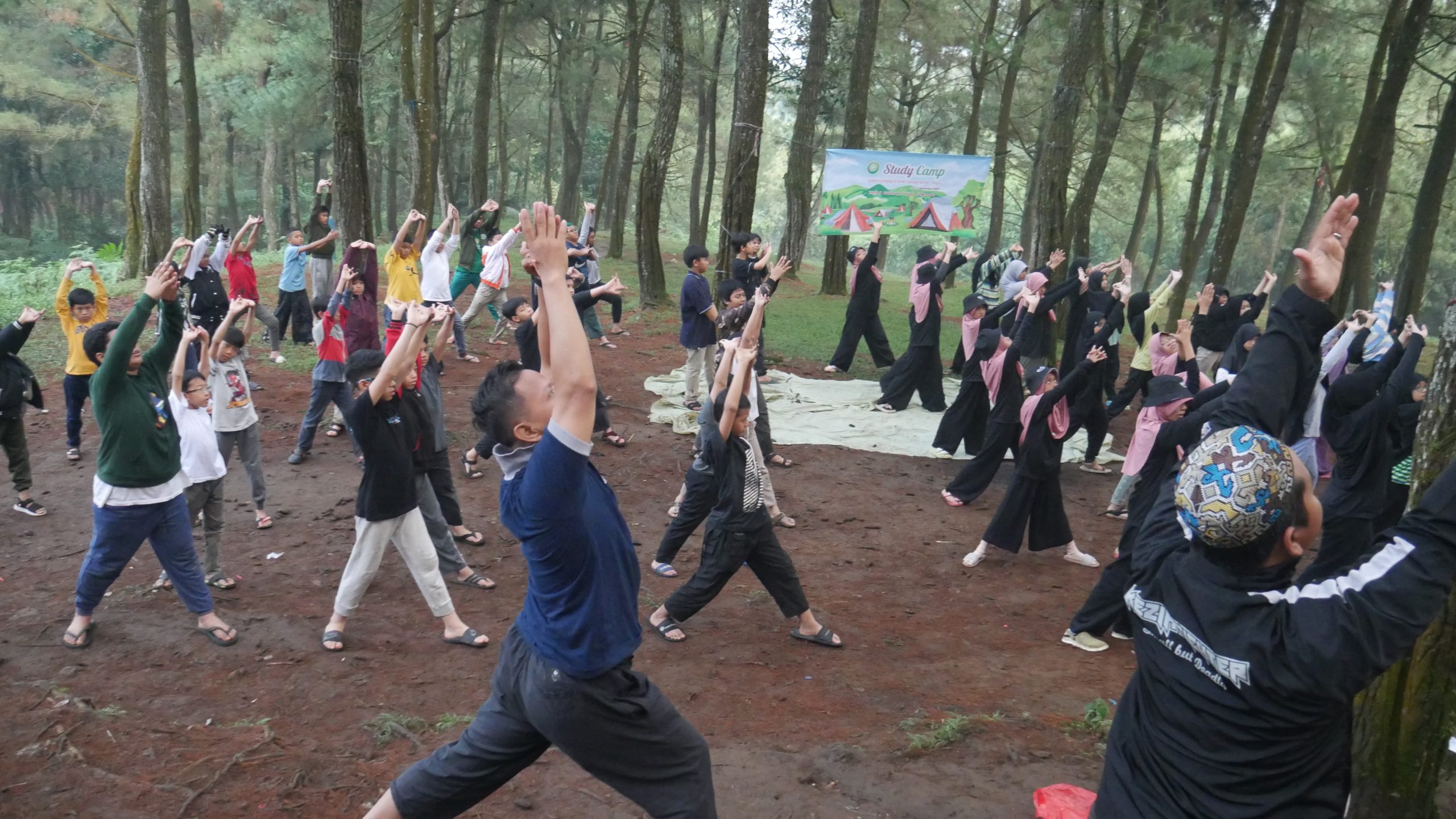 Senam Pagi dipimpin oleh Pak Asep