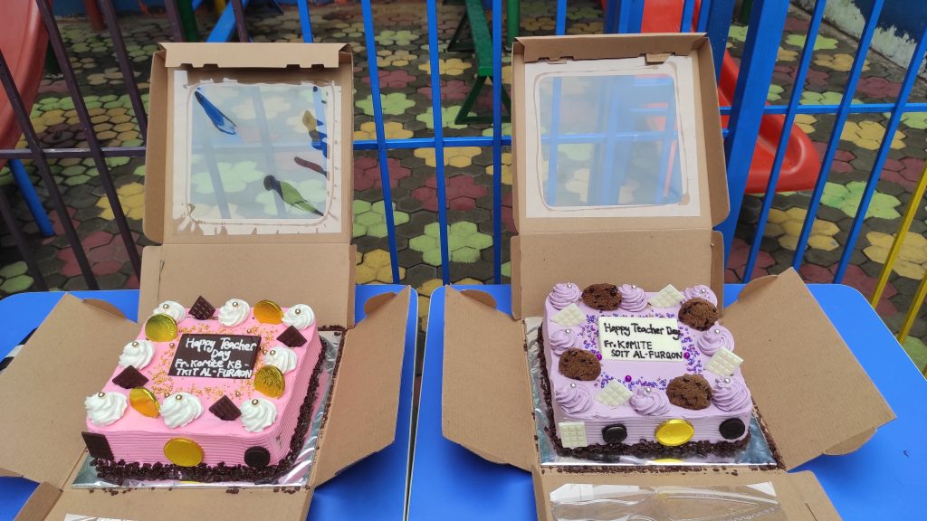 Kue untuk perayaan hari guru di SDIT Al-Furqon