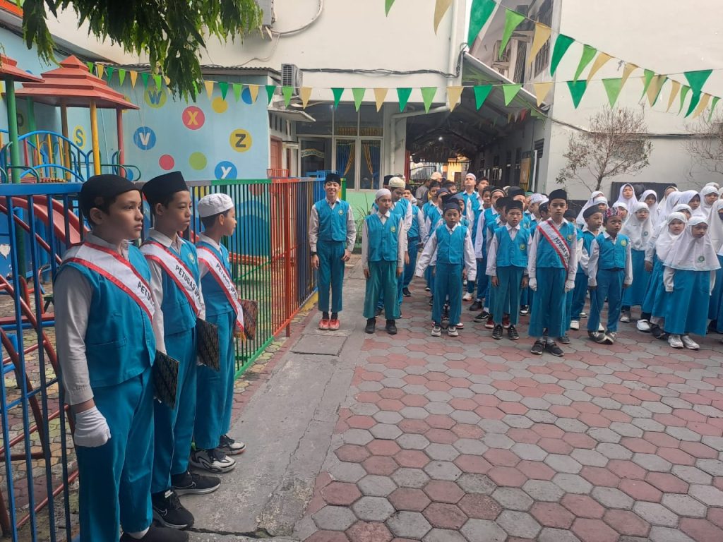 Barisan peserta upacara Hari Kebangkitan Nasional 2024 - SDIT Al-Furqon