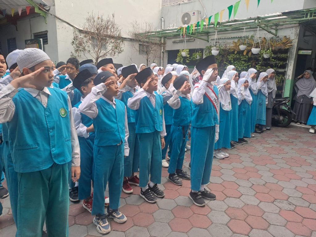 Barisan peserta upacara berserta pemimpin upacara Hari Kebangkitan Nasional Tahun 2024 - SDIT Al-Furqon