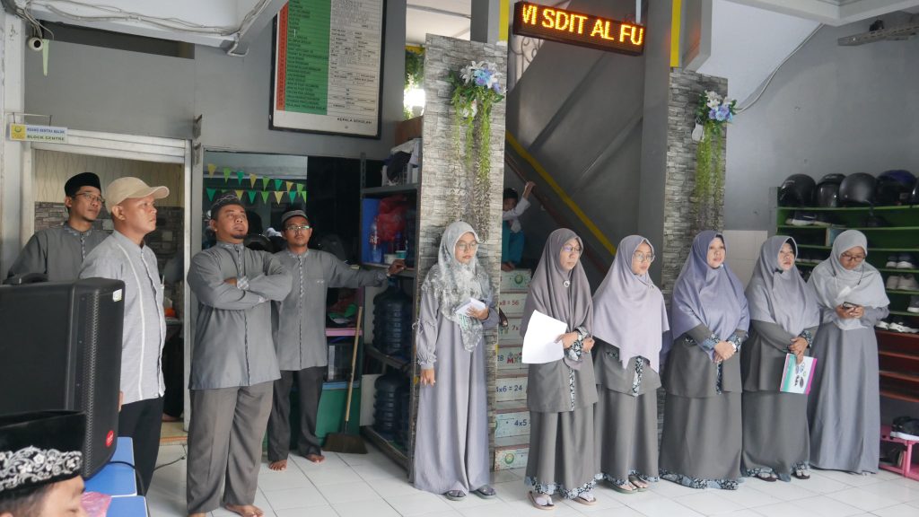 Dewan guru SDIT Al-Furqon Kelas 6 SDIT Al-Furqonpada Pengumuman Kelulusan Tahun 2024