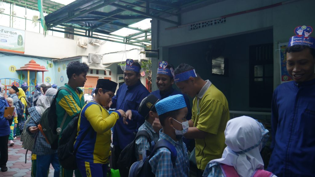 Guru Ikhwan SDIT Al-Furqon dan Peserta Didik