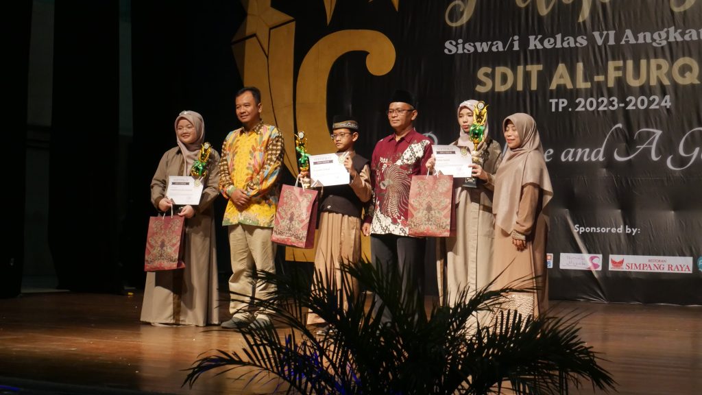 Peserta Didik Terbaik di Pelepasan Angkatan XXII SDIT Al-Furqon Jakarta Selatan
