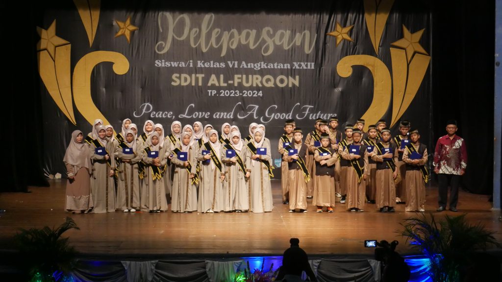 Peserta Didik Angkatan XXII di Pelepasan Angkatan XXII SDIT Al-Furqon Jakarata Selatan