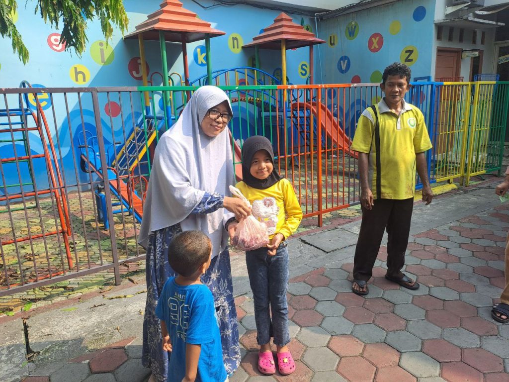 Penyerahan Daging Hewan Qurban pada Pengurban