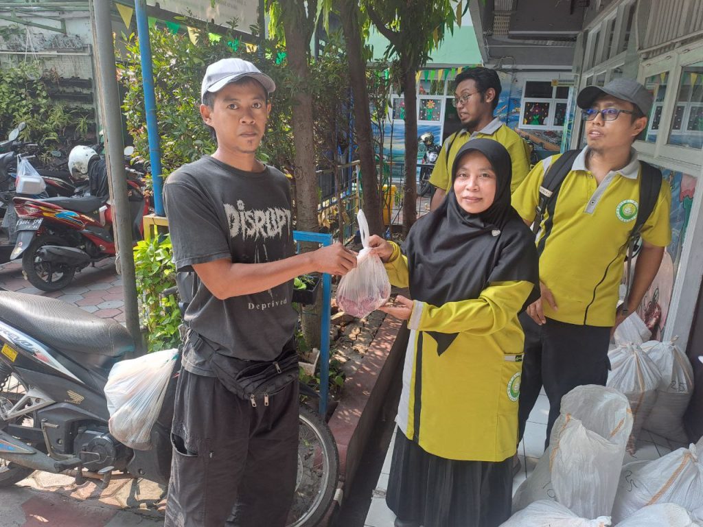 Qurban 1445 H SDIT Al-Furqon Jakarta Selatan Penyerahan Daging Hewan Qurban