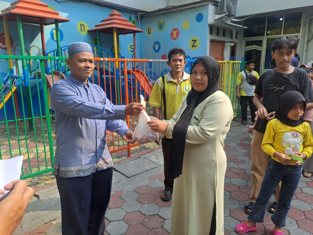 Qurban 1445 H SDIT Al-Furqon Jakarta Selatan Penyerahan Daging Hewan Qurban pada Pengurban_2