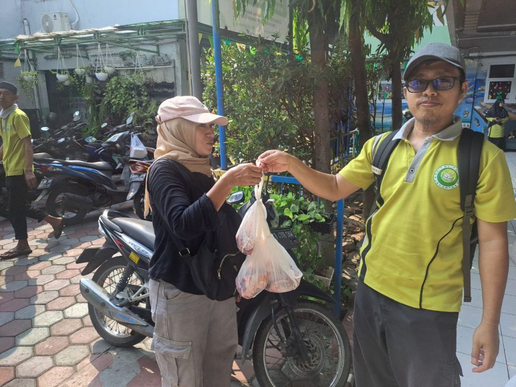 Qurban 1445 H SDIT Al-Furqon Jakarta Selatan Penyerahan Daging Hewan Qurban pada Pengurban_3