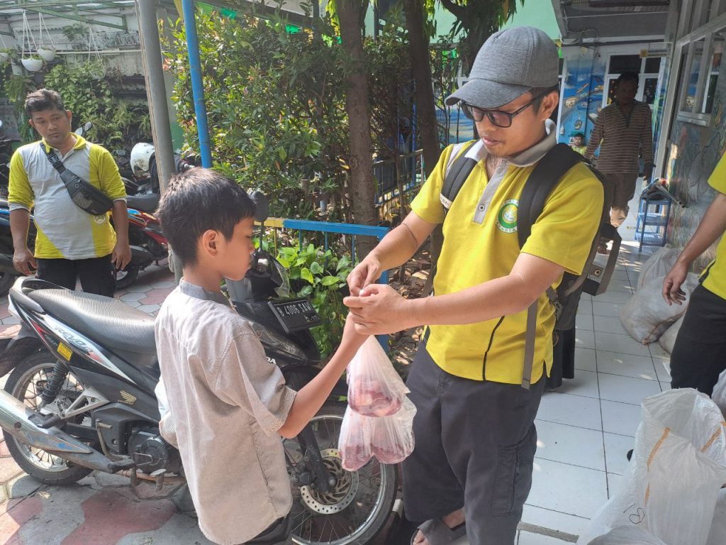 Qurban 1445 H SDIT Al-Furqon Jakarta Selatan Penyerahan Daging Hewan Qurban pada Pengurban_4