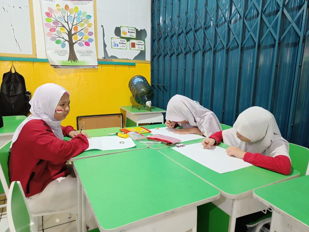 cerita bergambar mujahidah pada Perayaan Hari Kemerdekaan Indonesia ke-79 di SDIT Al-Furqon