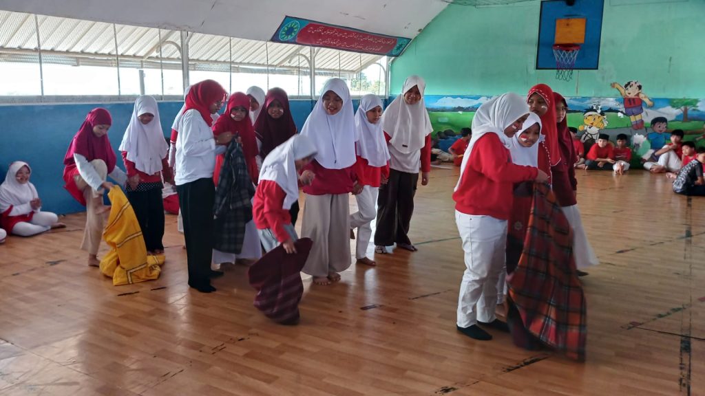Lomba estafet sarung mujahidah pada perayaan hari kemerdekaan Indonesia ke-79 di SDIT Al-Furqon