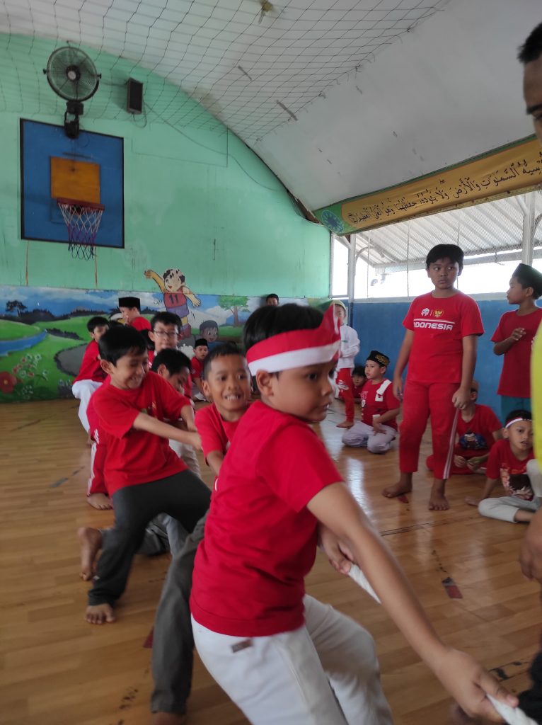 Lomba Tarik Tambang Mujahid di SDIT Al-Furqon