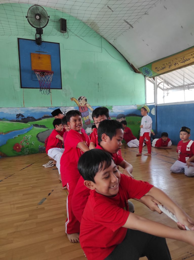 Lomba Tarik Tambang Mujahid di SDIT Al-Furqon_2
