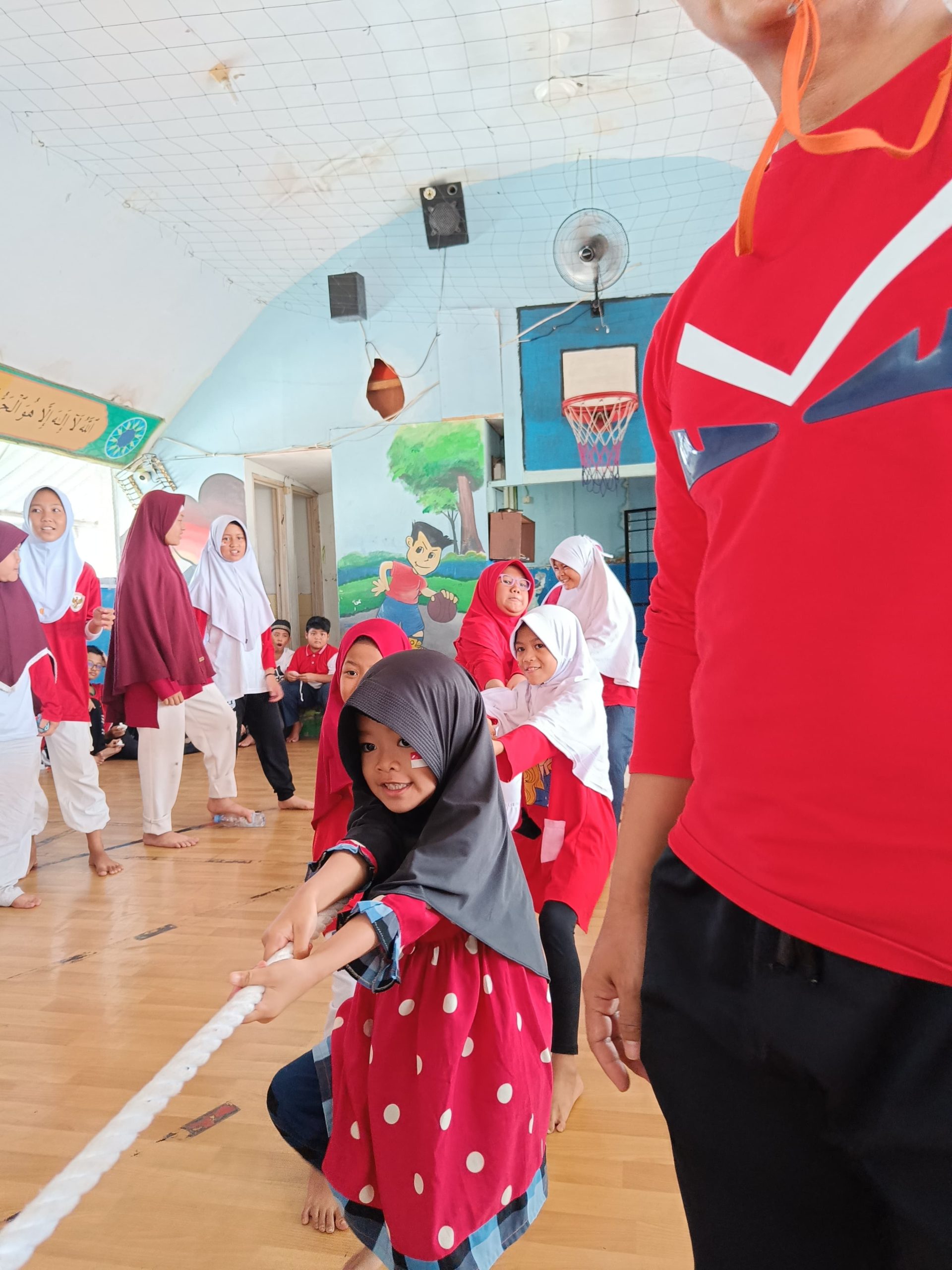 Lomba tarik tambang mujahidah di SDIT Al-Furqon