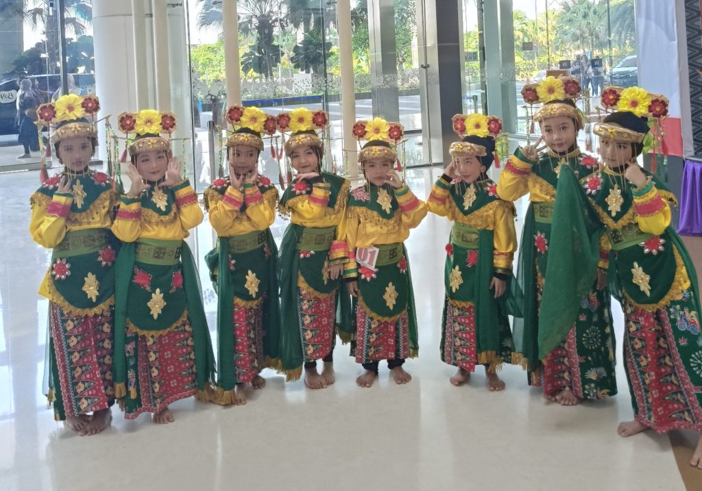 Kelompok 1 Kelas 1 dan 2 SDIT Al-Furqon di Lomba Tari Kreasi Yayasan Putri Nawangsari 2024