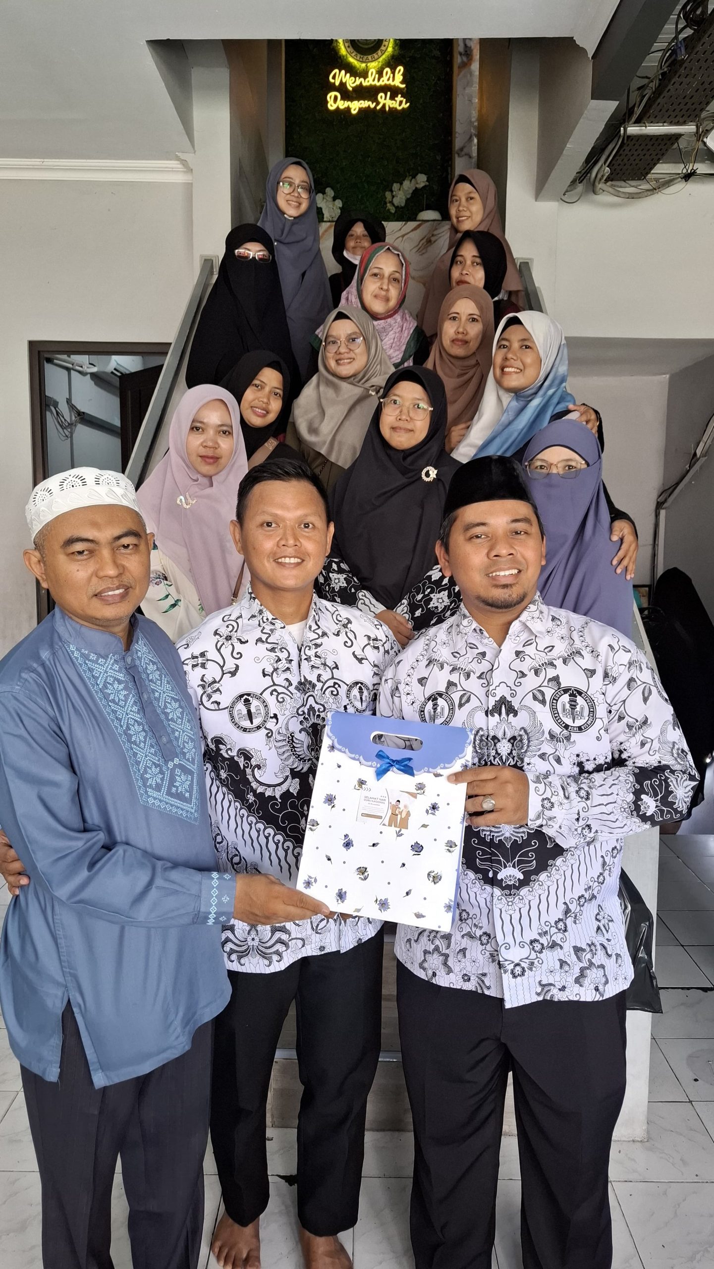 Persembahan Komite Sekolah untuk SDIT Al-Furqon di Hari Guru tahun 2024