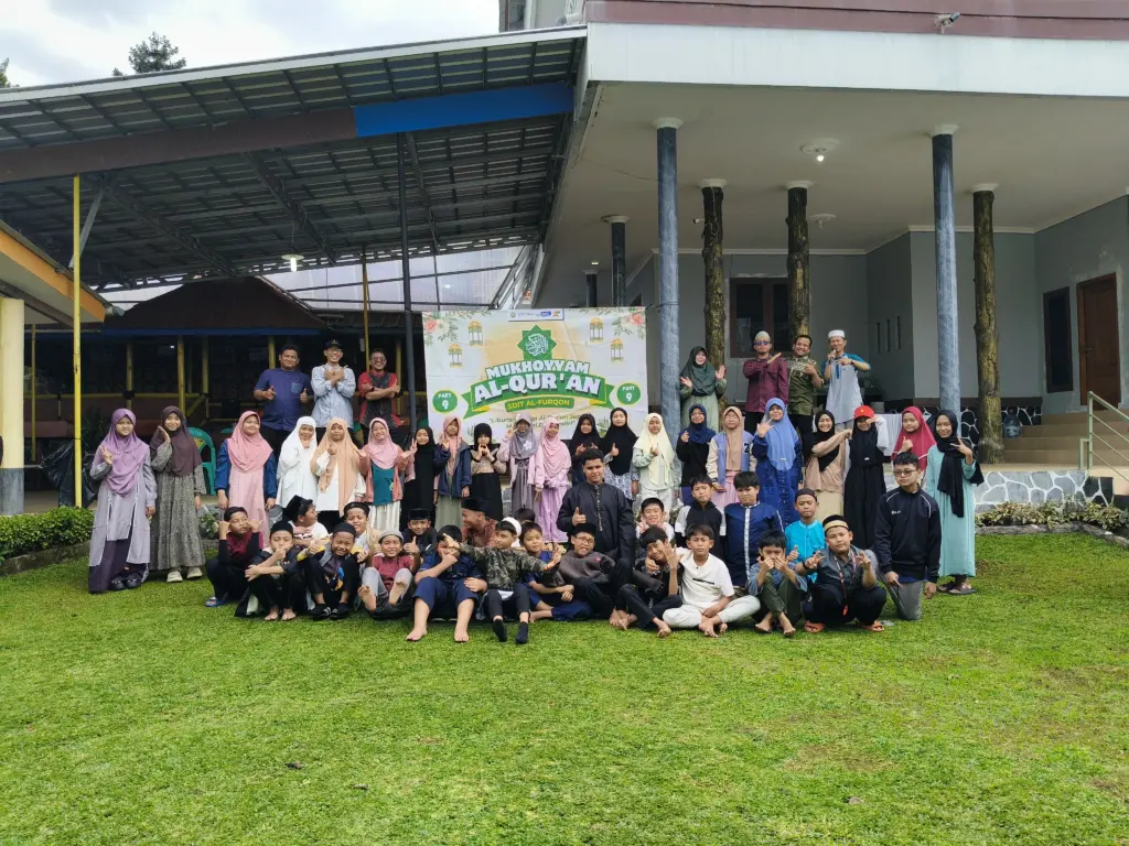 Foto Bersama Mukhoyyam Al-Qur'an Ke-9 SDIT Al-Furqon pada saat kedatangan