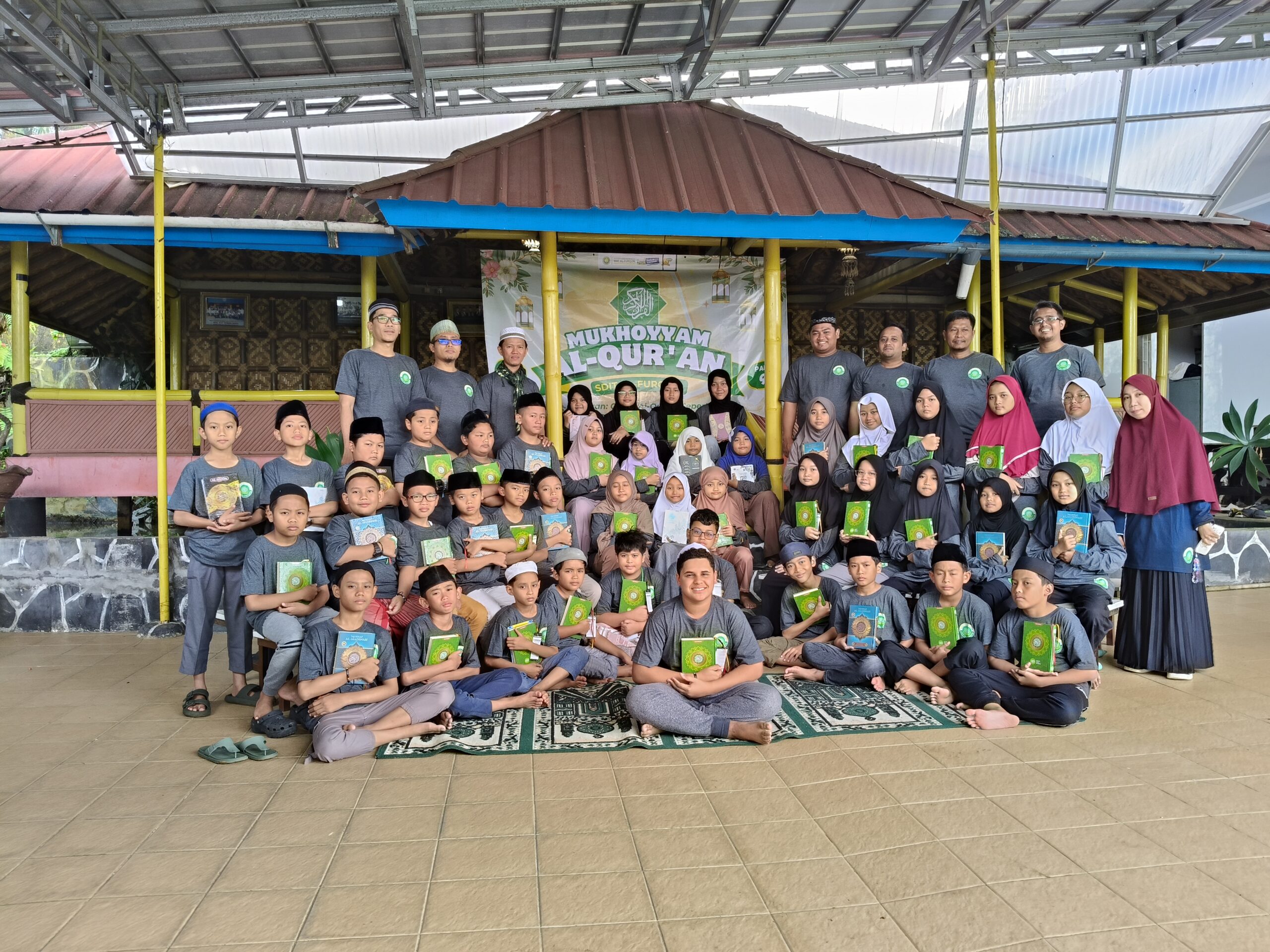 Foto Bersama Mukhoyyam Al-Qur'an Ke-9 SDIT Al-Furqon