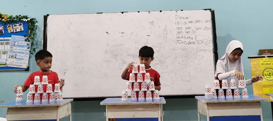 lomba piramida untuk kelas rendah di perayaan hut RI ke-80 di SDIT Al-Furqon