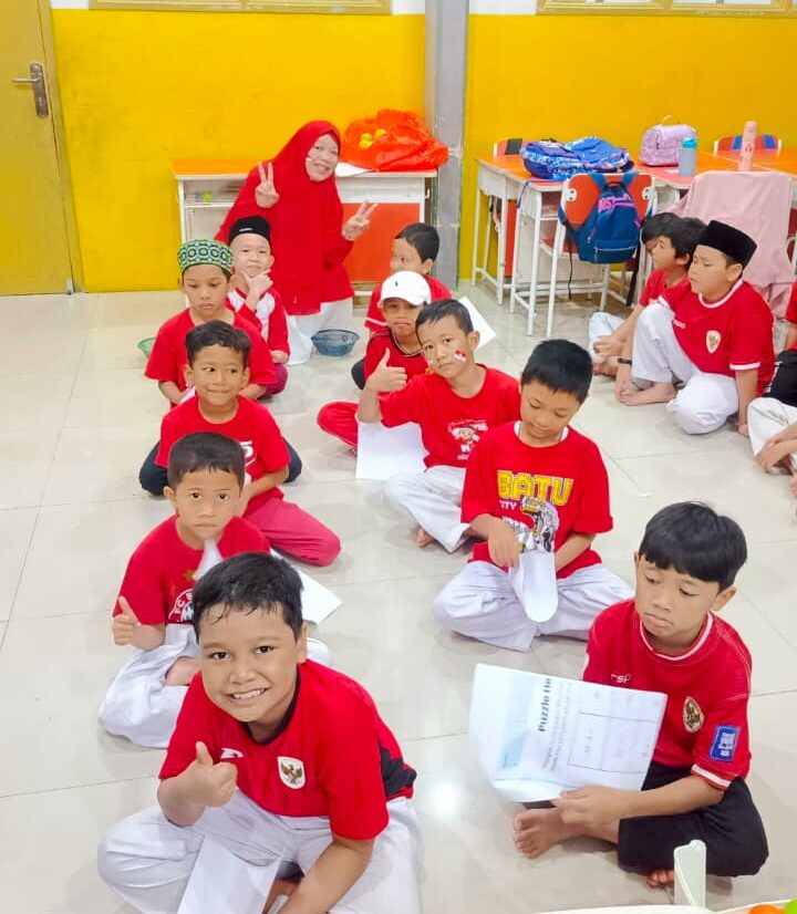 Lomba estafet bola di perayaan hut RI ke-80 di SDIT Al-Furqon