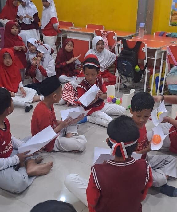 Lomba estafet bola kelas 1 di perayaan hut RI ke-80 di SDIT Al-Furqon