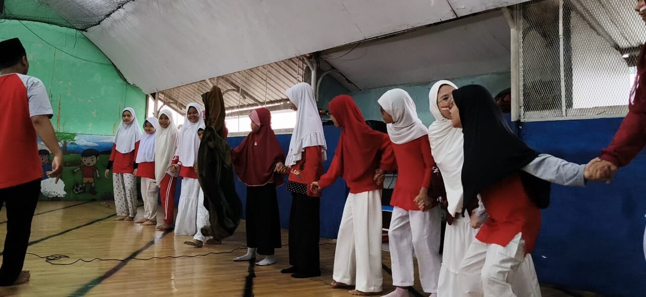 lomba estafet sarung kelas tinggi