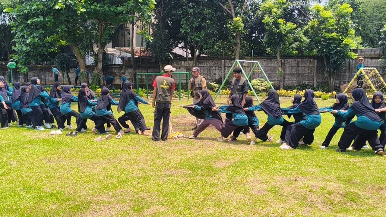 Game Tarik Tambang di Study Tour Outbound Sapadia