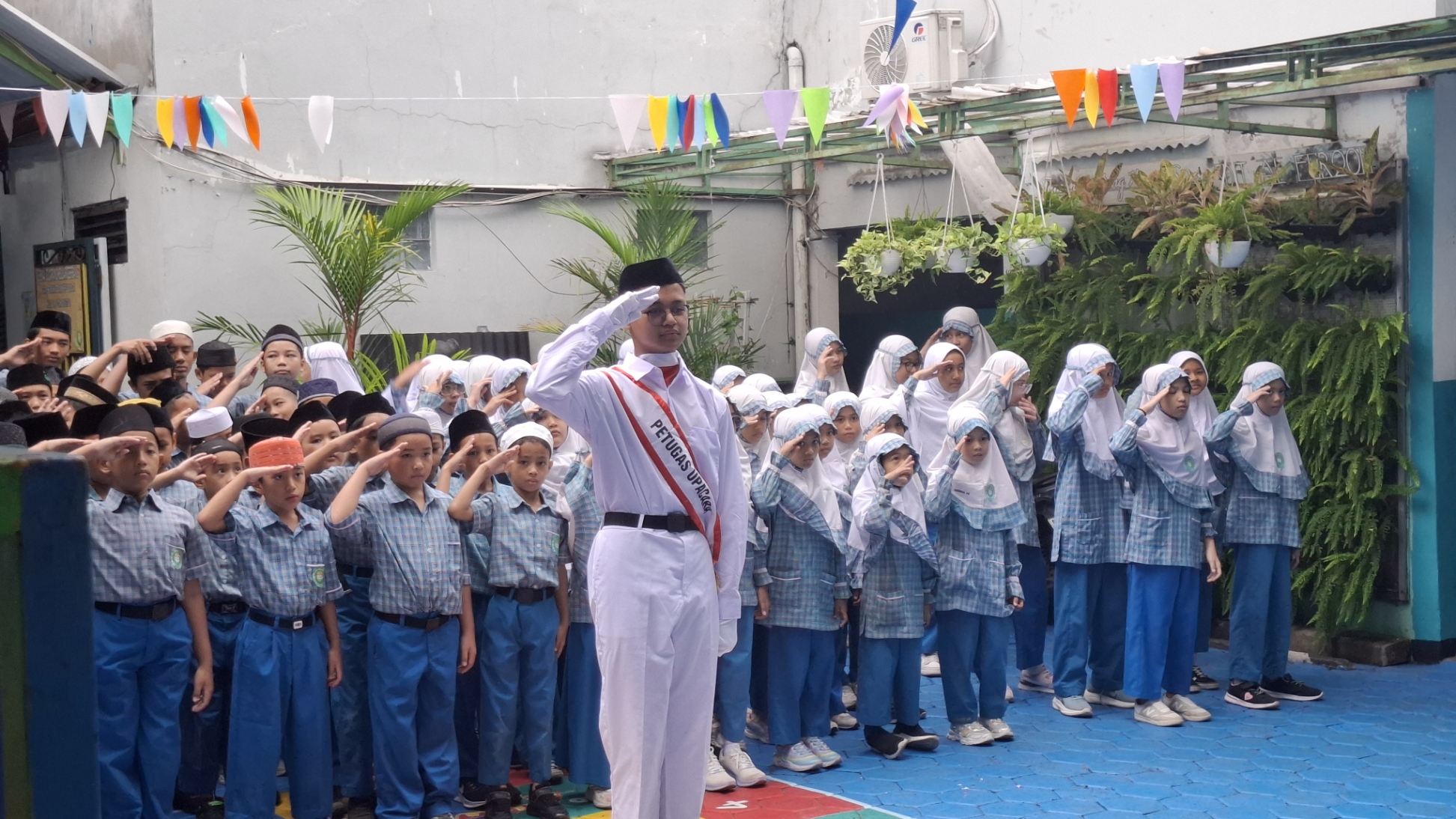 Hormat Bendera Merah Putih_Upacara Sumpah Pemuda SDIT Al-Furqon