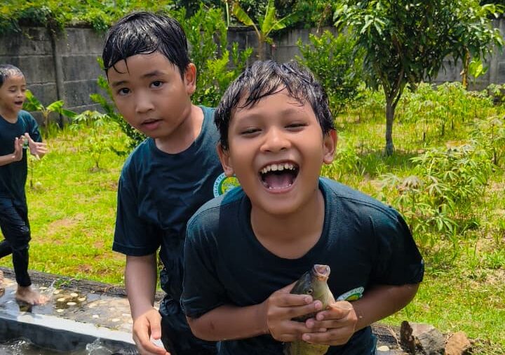 Tangkat ikan di Outbound Sapadia_SDIT Al-Furqon