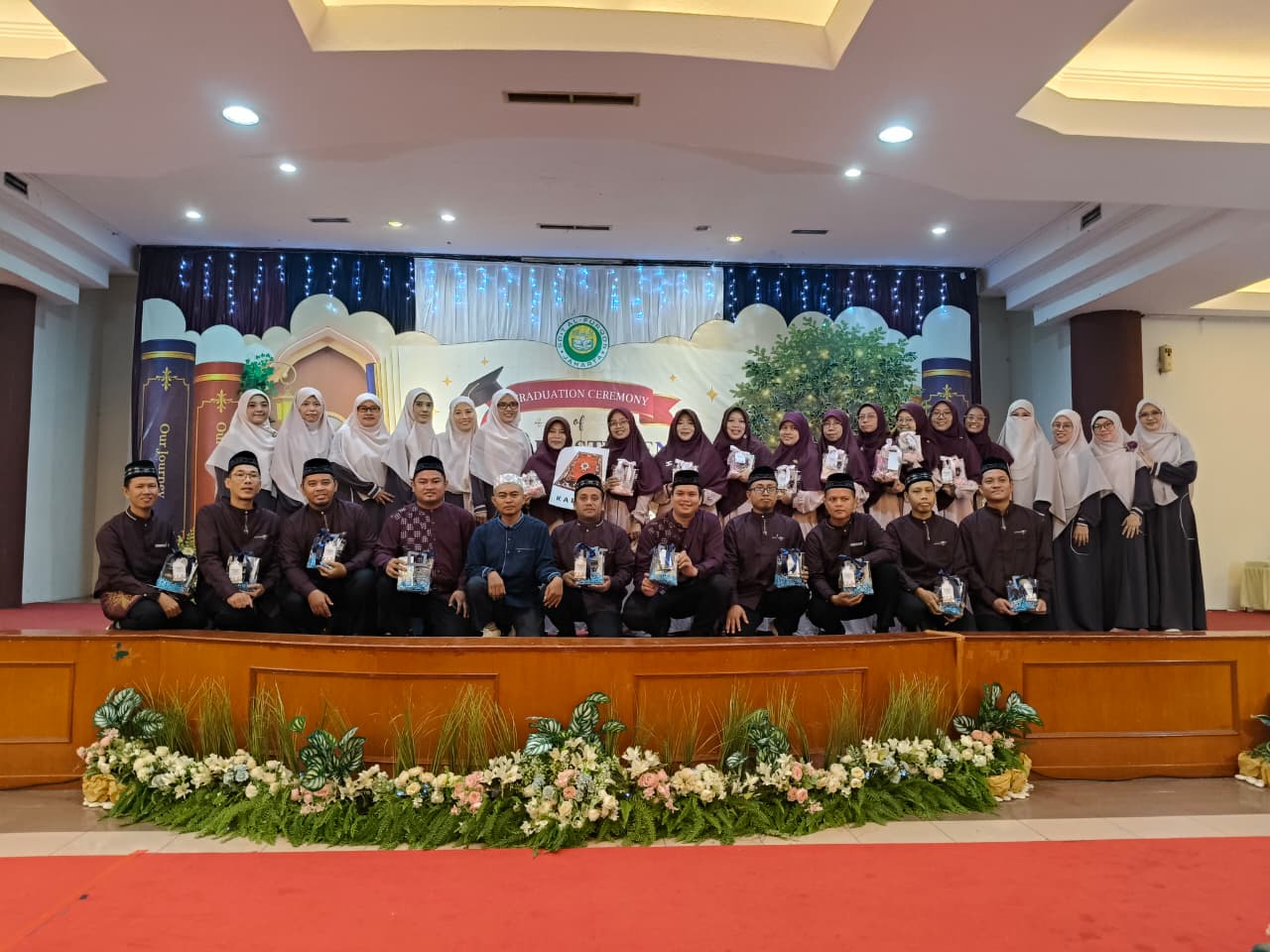 Tasyakuran Kelulusan Kelas 6 Angkatan 24_SDIT Al-Furqon_Hadih untuk guru dari Korkel kelas 6