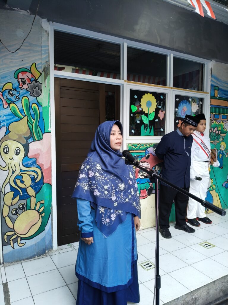 Upacara Kemerdekaan 2026 SDIT Al Furqon_Bu Ani sebagai Pembina Upacara