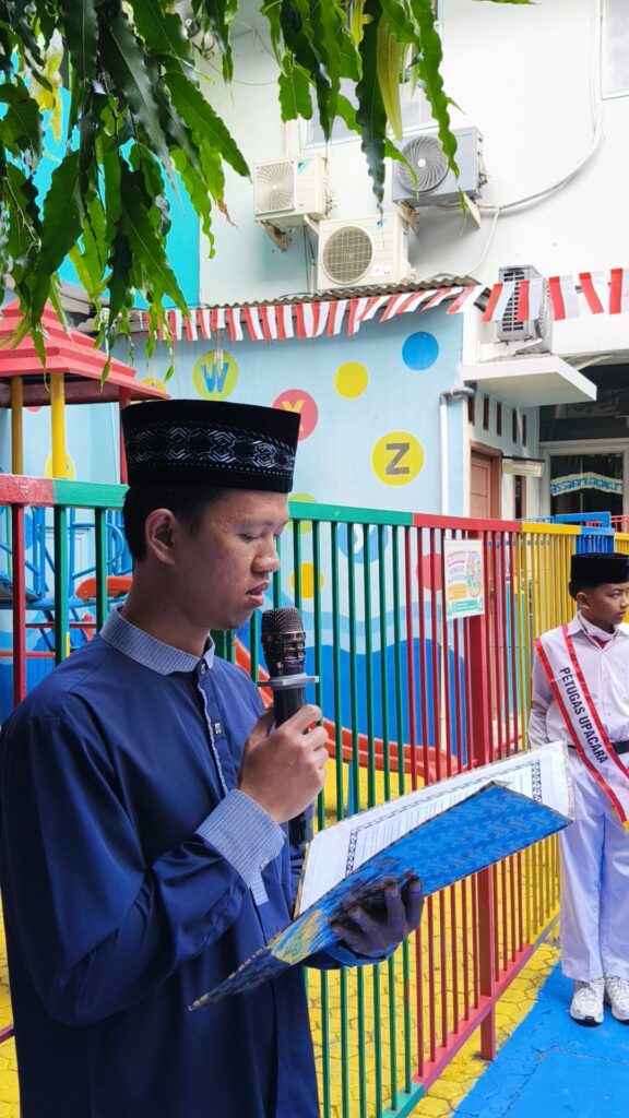 Upacara Kemerdekaan 2026 SDIT Al Furqon_Ustadz Kurdi membaca Doa